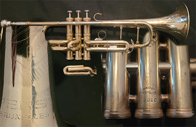 F78 Signalhorn - A brass and wood trumpet with a measuring tape in